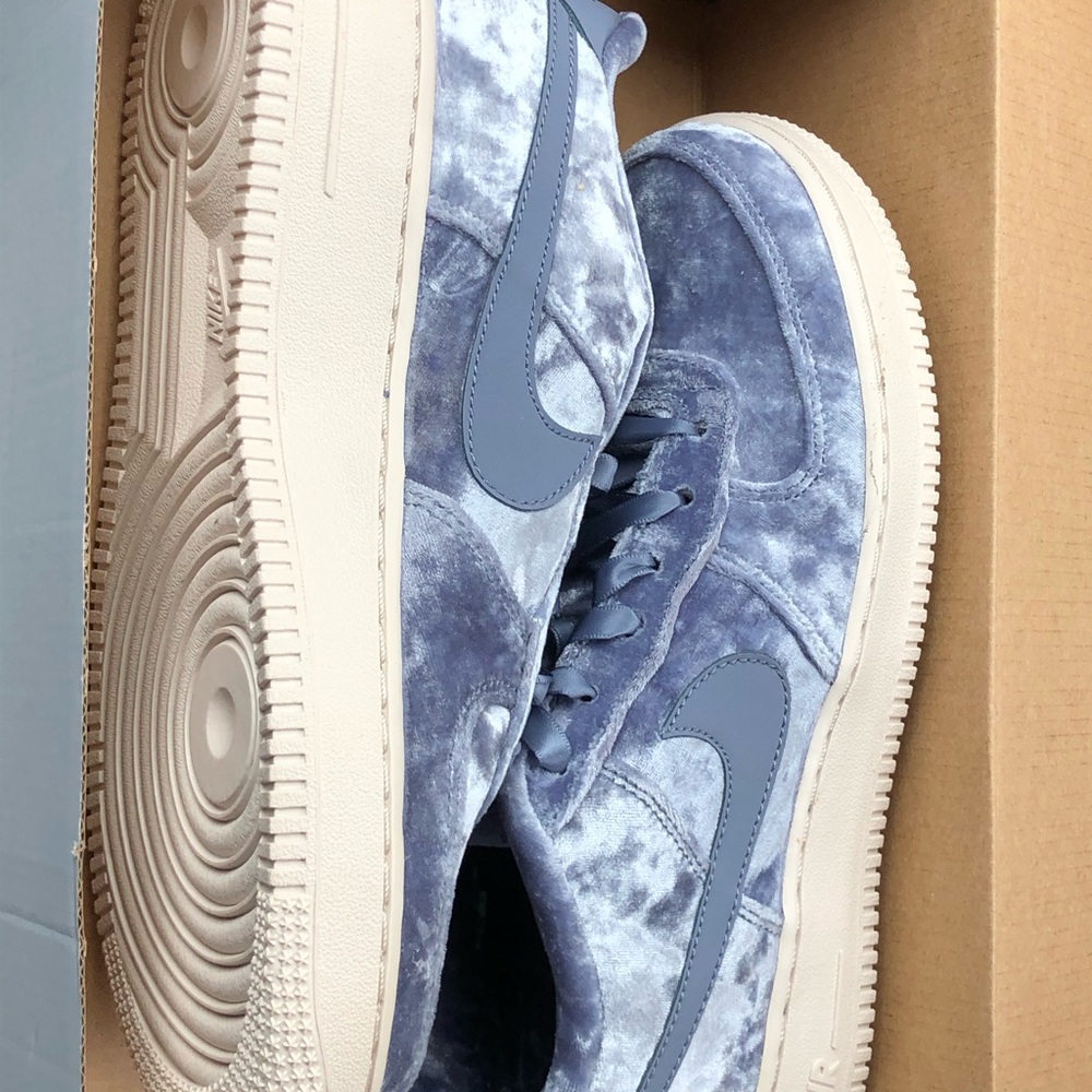 Shoes - Picture 2 of 4